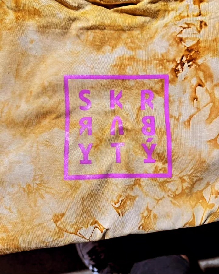 Staff Skrytého baru sa pýši novým merchom