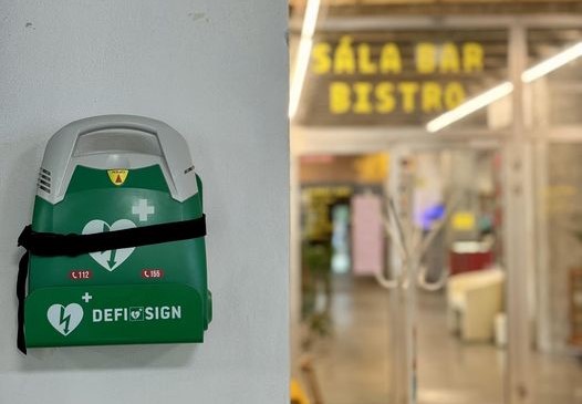 Aby nás nekleplo! V NC máme externý defibrilátor