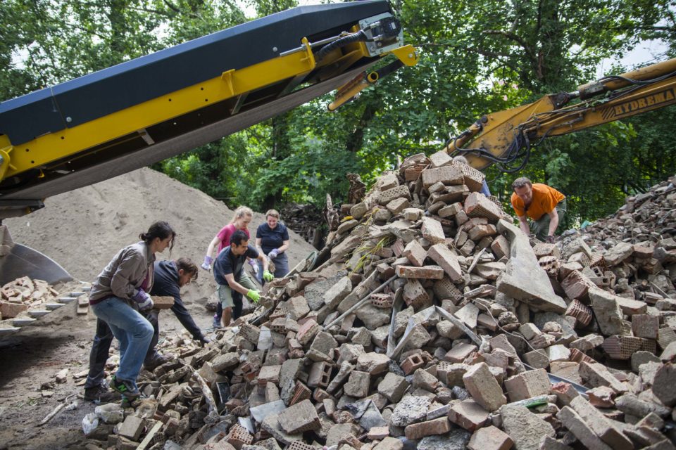 Kopec stavebného odpadu - sute - ktorá prešla procesom triedenia.