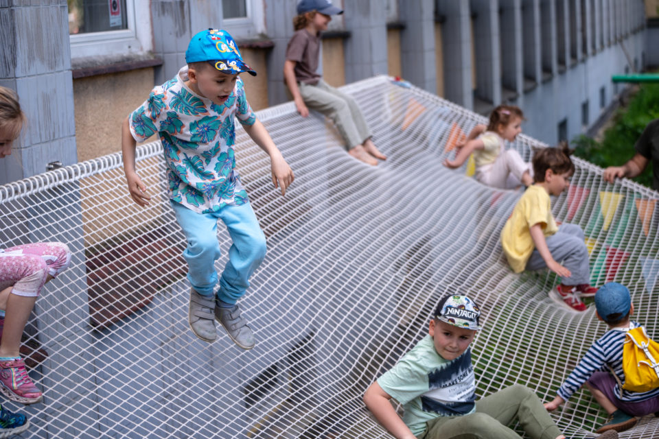 deti na sieti v Giraffe bakery