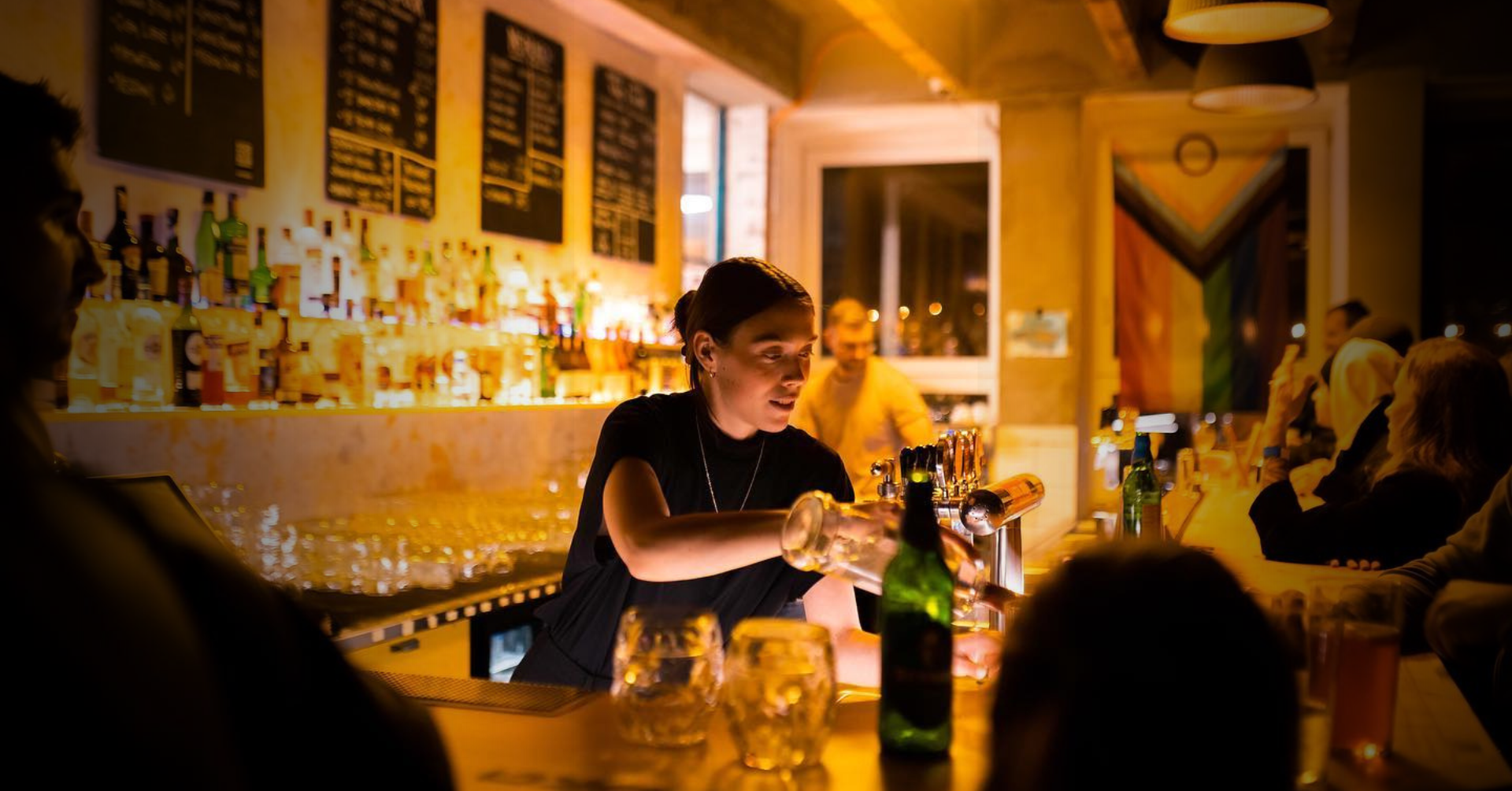 Skrytý bar hľadá hlavného*ú barmana*ku